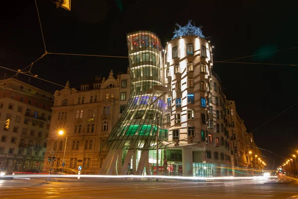 Dancing house in night with traffic lights — Stock Photo, Image