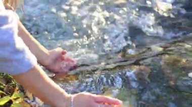 kadın şelale temiz su eller