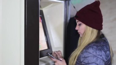 kız bir Atm de bir kart kullanır