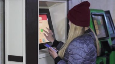 kız bir Atm de bir kart kullanır