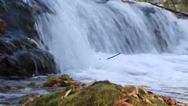 Gyönyörű vízesés a hegyekben. — Stock videók