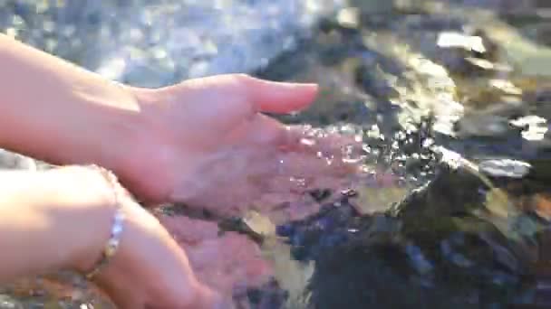 Женские руки в чистой воде водопада — стоковое видео