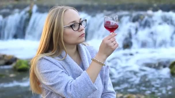 Menina degustação de vinho tinto — Vídeo de Stock