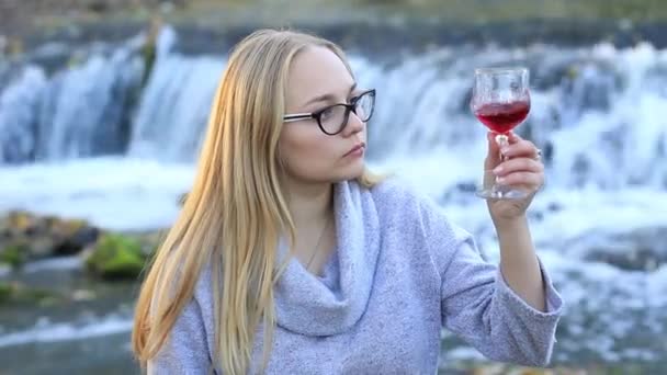 Ragazza degustazione vino rosso — Video Stock