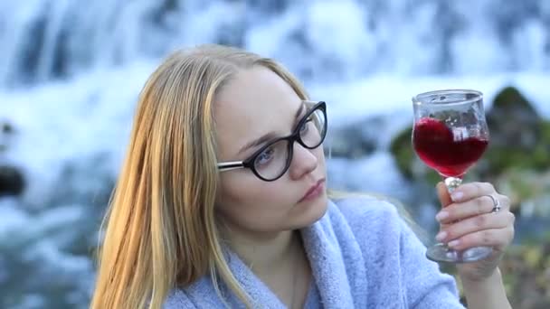 Menina degustação de vinho tinto — Vídeo de Stock