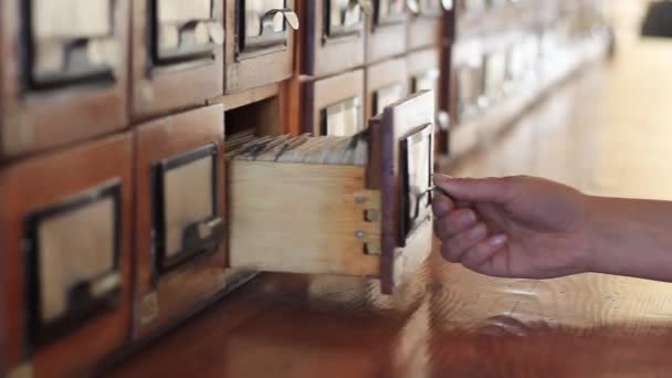 Gabinete vintage. Archivo antiguo en cajones de madera. concepto de