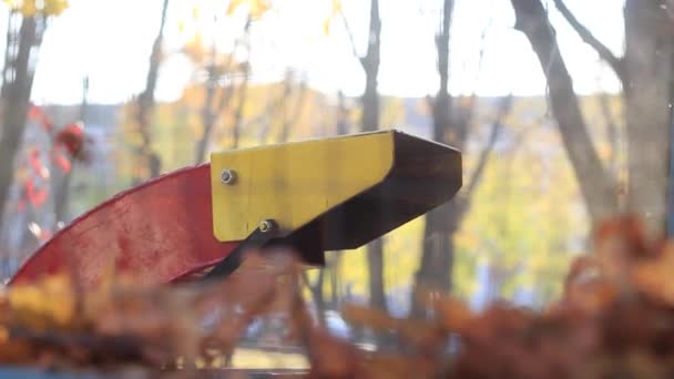 Výfuková trubka s fall listí — Stock video