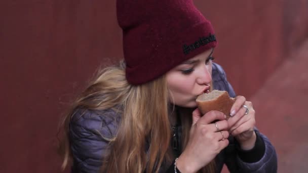 Menina faminta come pão — Vídeo de Stock