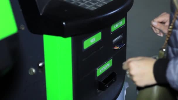 Dívka v bankomatu používá kartu — Stock video