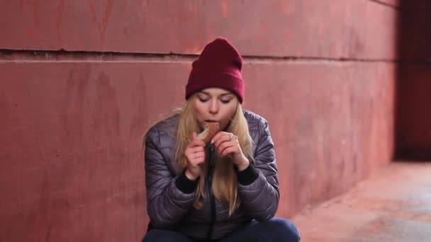 Faim fille mange pain — Video