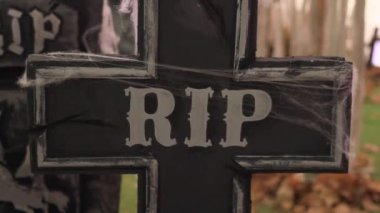 mezar çapraz yazıt RIP ile
