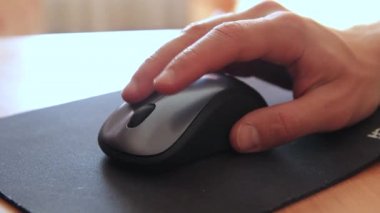 halıya bilgisayar fare kullanarak ele