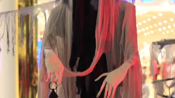 Mort artificielle avec une faux sur la fête d'Halloween — Video