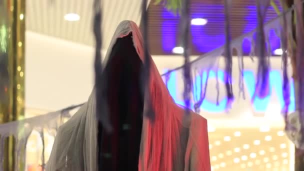 Искусственная смерть с косой в праздник Хэллоуина — стоковое видео