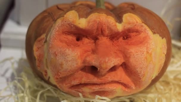Calabaza de halloween tallada en madera — Vídeos de Stock