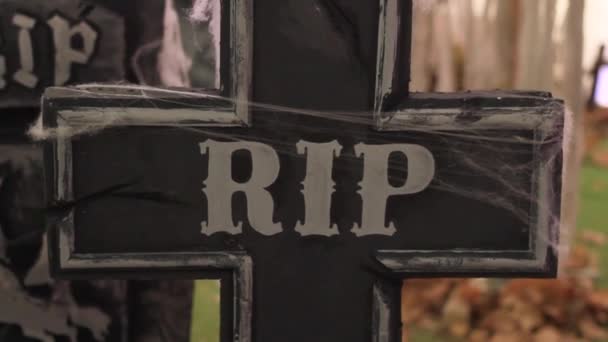 Hrob kříž s nápisem rip — Stock video