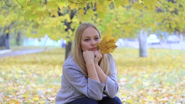 Girl in autumn park with foliage — Stock Video