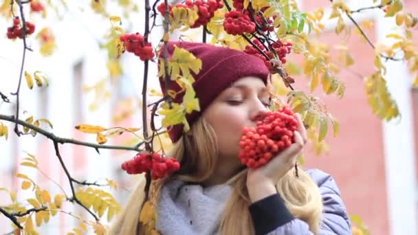 Fille avec des grappes de rowan — Video