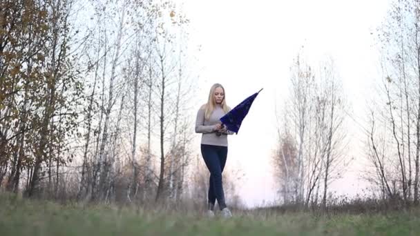 Girl with umbrella on nature — Stock Video