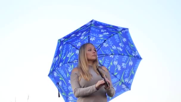 Menina com guarda-chuva na natureza — Vídeo de Stock