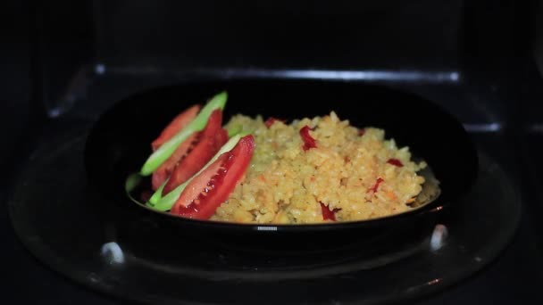 Rice dish in the microwave — Stock Video