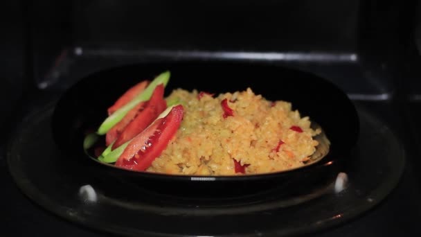 La mano de la chica consigue comida del horno de olas del mundo — Vídeos de Stock