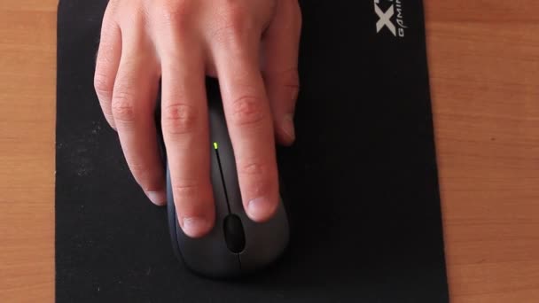 Mão segura mouse computador e usa-lo — Vídeo de Stock