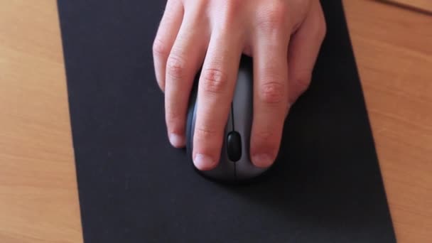 Беспроводная мышь на компьютере мат — стоковое видео