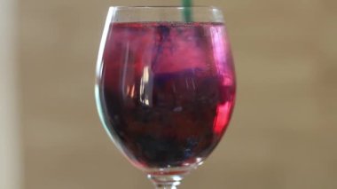 Cam su kırmızı ve mavi boya ile.