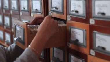 arşivlerinde arama. Öğrenci el için gerekli belgeleri arıyoruz.