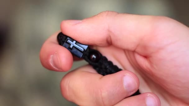 croix religieuse en bois est compressée à la main 