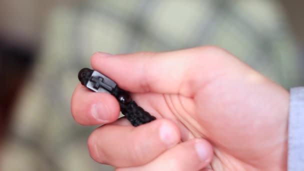 petite croix noire en bois compresse la main masculine 