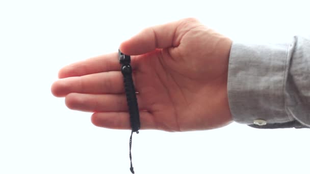 Μικρό ξύλινο σταυρό μαύρο συμπιέζει αρσενική χέρι — Αρχείο Βίντεο