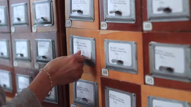 Primer plano manos de los estudiantes en cajas de archivo de la biblioteca — Vídeo de stock