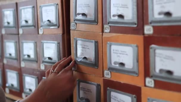 Close-up student handen in bibliotheek archiefdozen — Stockvideo