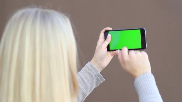 fille tenant le téléphone avec écran vert. clé chromatique 