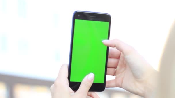 Девушка Держит Телефон Зеленым Экраном Ключ Хромы — стоковое видео