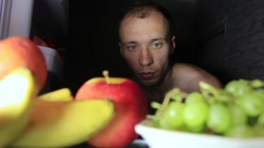 adam meyve buzdolabından geceleri alır