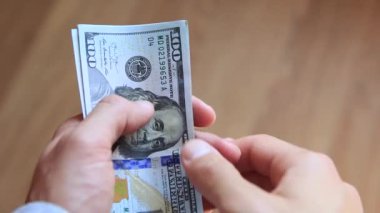 elinde dolar yakın çekim