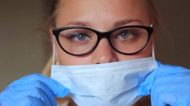 bir kadın doktor yakın çekim portresi