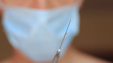 bir şırınga ve iğne yakın çekim ile Doktor Genç kız