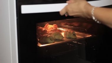Kızlar el pasta börek fırını yakın çekim yapacaklar.
