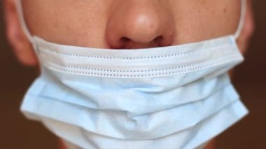 Doktor cerrah yakın çekim maskeli