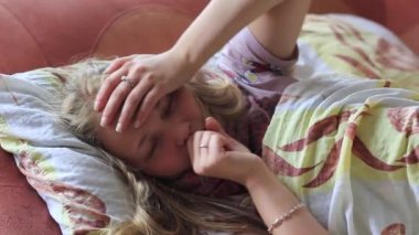 kız ile kavrama hasta ve sıcaklık ölçer