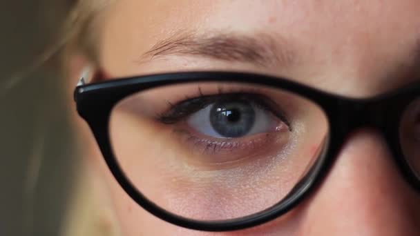 Девушки глаза в очках крупным планом — стоковое видео