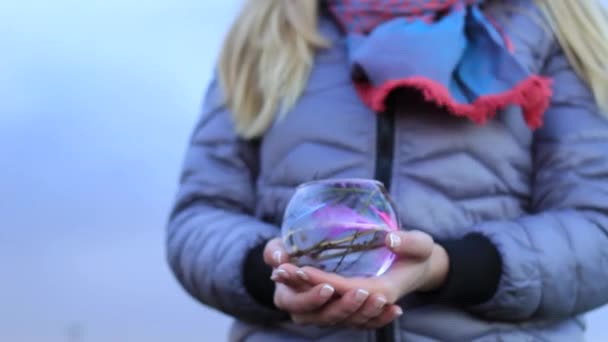 Fată care deține un balon cu apă, decorațiuni, flori — Videoclip de stoc