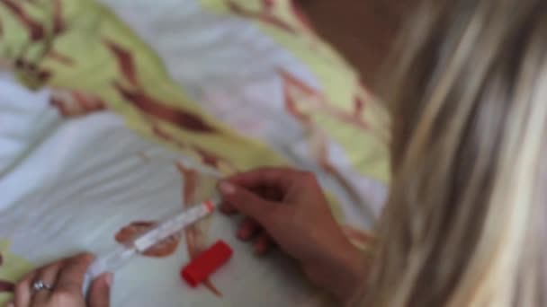 Menina doente encontra-se na cama e mede a temperatura — Vídeo de Stock