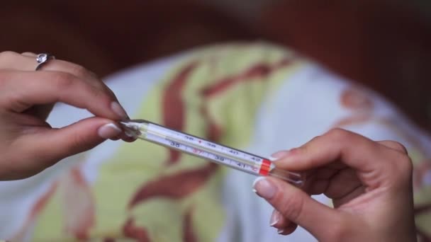 女の子とグリップと病気の温度を測定 — ストック動画