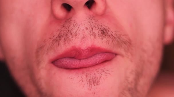 Killen flyttar sexuellt med tungan. Mun, tunga, läppar närbild. — Stockvideo