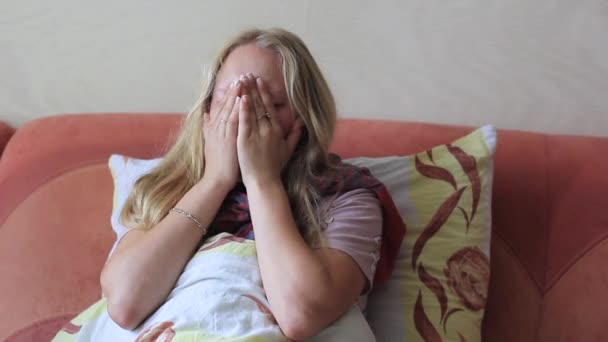 Flickan är sjuk med grepp och mäter temperaturen — Stockvideo